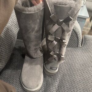 UGG Bailey Bow Tall II Gray Suede Boots | Shearling Lined Winter Boot
Size 9
